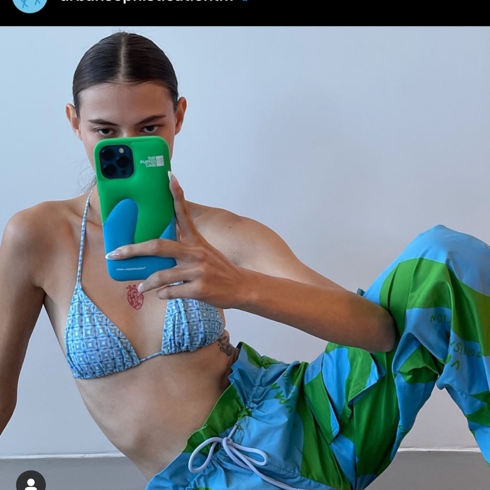 IN SEARCH OF URBAN SOPHISTICATION PUFFER DOUGH CASE IN SURF FOR IPHONE 13 Promax